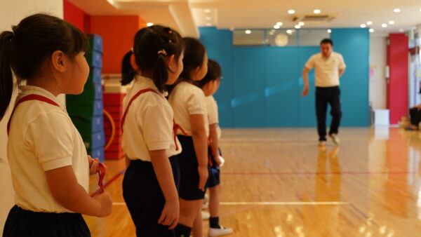 【小学校受験・幼稚園受験】考える子と伸びない子の決定的な差！玉入れから学ぶ親の問いかけ