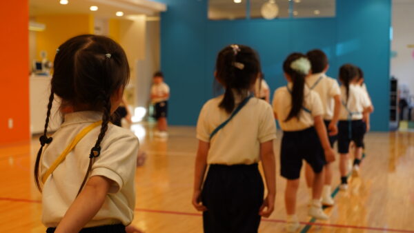 子どもの行動を引き出す声かけのコツ｜「早く！」が伝わらない理由とは？